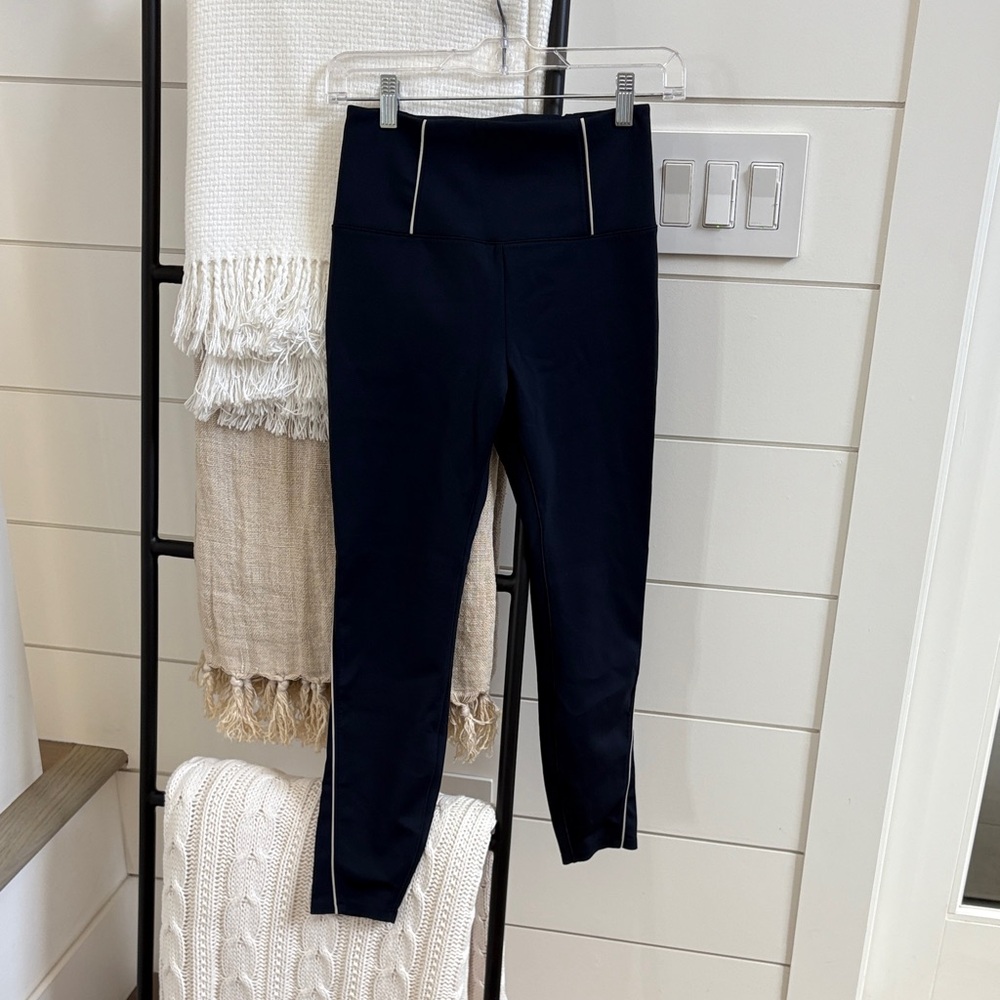 Vuori Navy Piped Leggings. Size M.